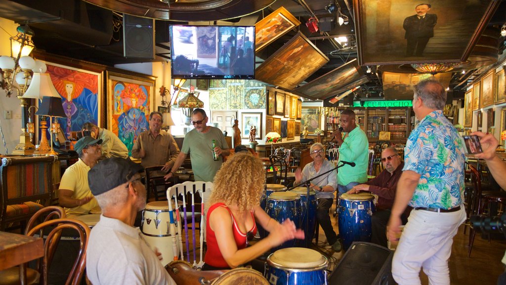 Cuba Ocho caracterizando música, um bar e vistas internas