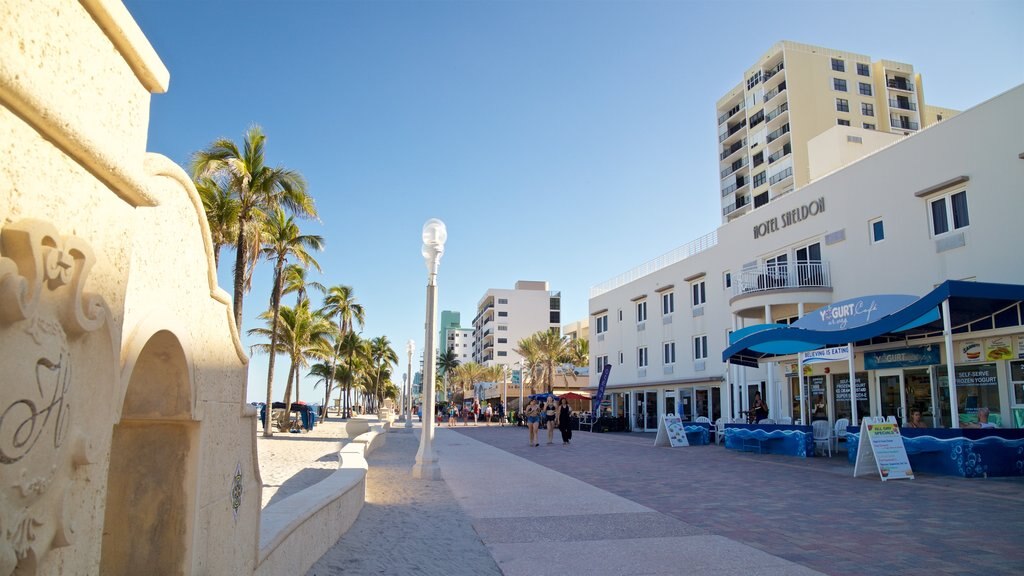 Hollywood Beach which includes a coastal town