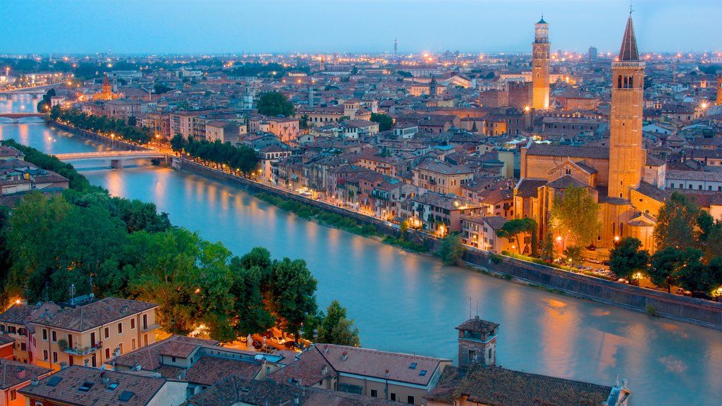 Italië bevat een rivier of beek, landschappen en een stad