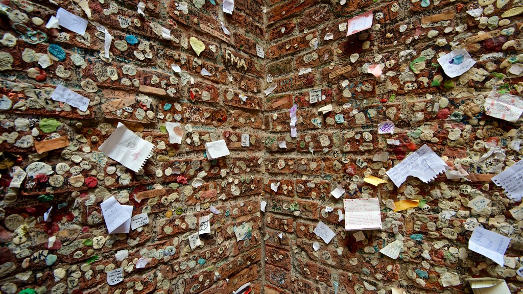 Casa de Julieta que incluye arte al aire libre