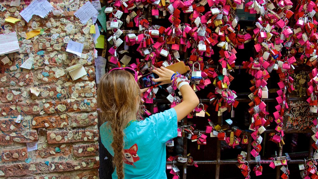 Casa de Julieta ofreciendo arte al aire libre y también un niño