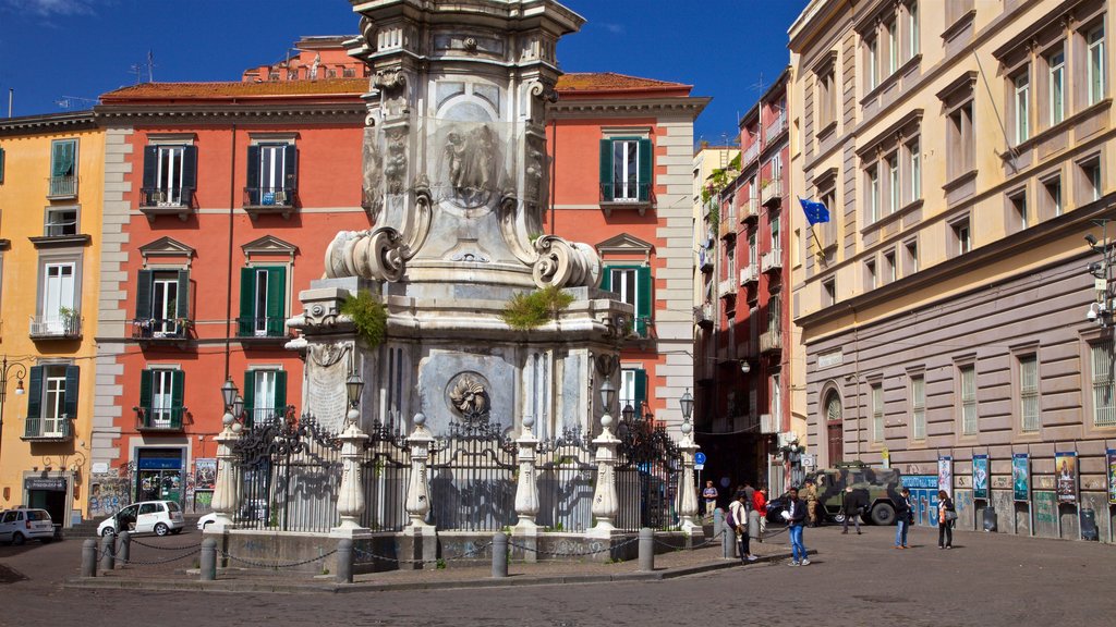 Igreja de Gesù Nuovo mostrando elementos de patrimônio e uma fonte