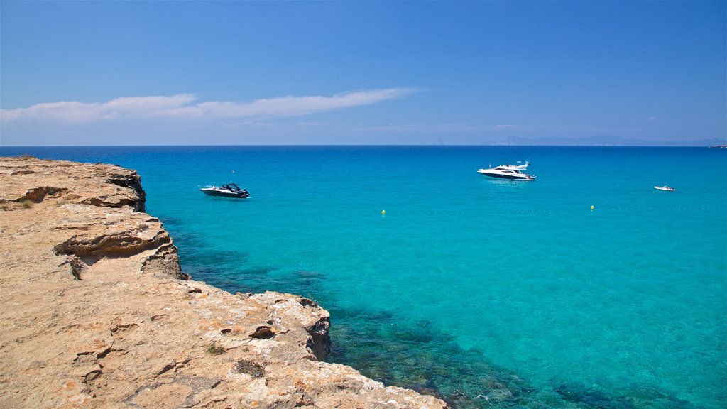 Cala Saona mostrando costa escarpada y vistas generales de la costa