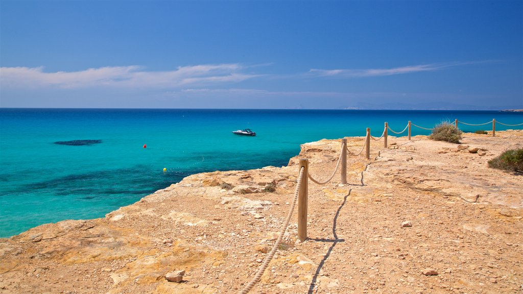 Cala Saona ofreciendo costa escarpada y vista general a la costa