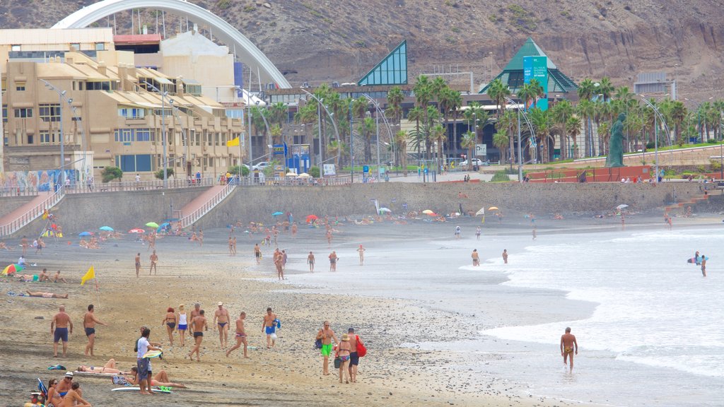 Playa de Las Canteras que incluye vistas generales de la costa, una ciudad costera y una playa de arena