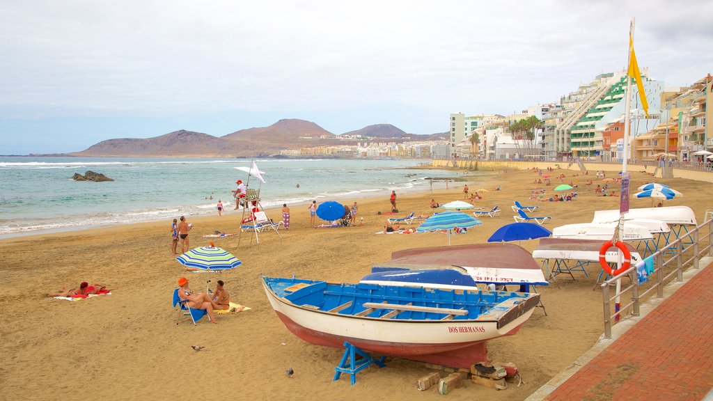 Playa de Las Canteras que incluye vistas generales de la costa, una ciudad costera y una playa