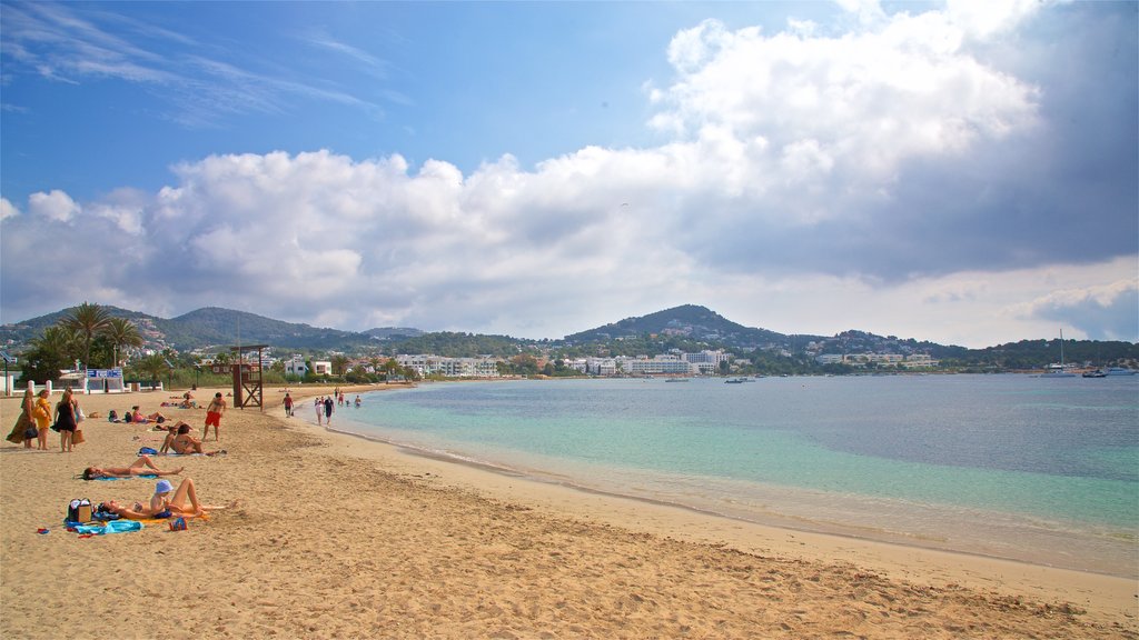 Playa de Talamanca que incluye vista general a la costa y una playa y también un pequeño grupo de personas