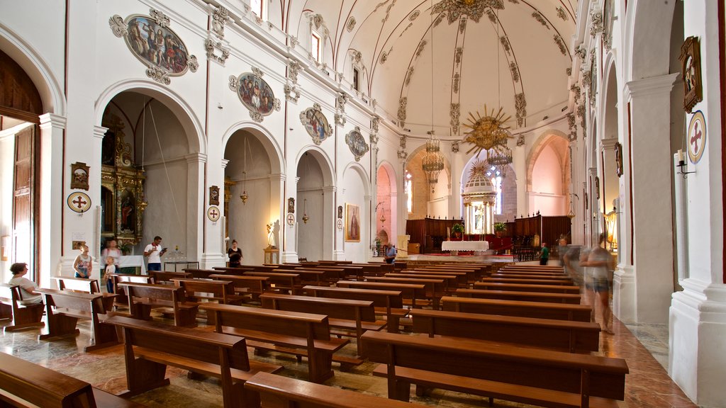 Catedral de Ibiza que inclui vistas internas, elementos de patrimônio e uma igreja ou catedral