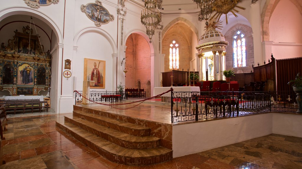 Catedral de Ibiza ofreciendo vistas interiores, una iglesia o catedral y elementos del patrimonio