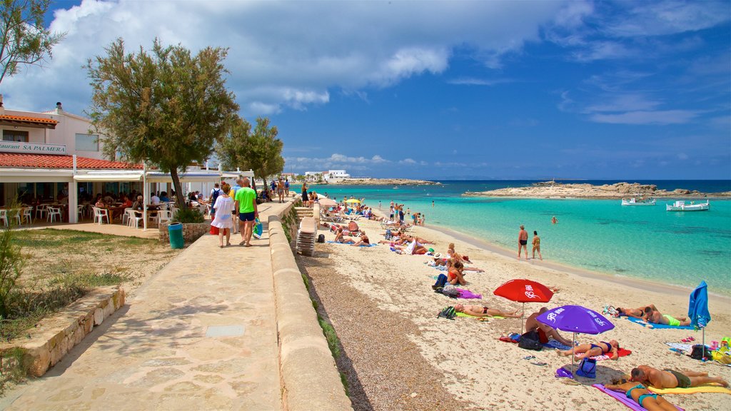 Playa de Es Pujols ofreciendo una ciudad costera, vistas generales de la costa y una playa de arena