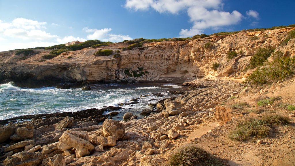 Caló des Mort ofreciendo costa escarpada y vistas generales de la costa