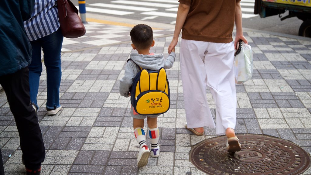 Hwamyeong ofreciendo imágenes de calles y también una familia