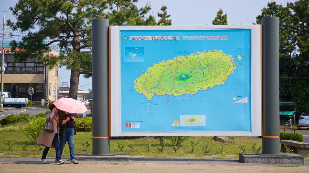 Soesokkak Estuary que incluye señalización y también una pareja