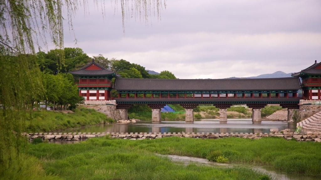 Gyeongju inclusief een rivier of beek, historisch erfgoed en een brug