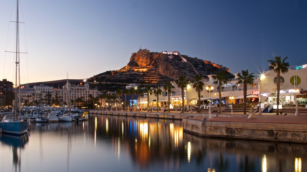 España ofreciendo una bahía o un puerto y un atardecer