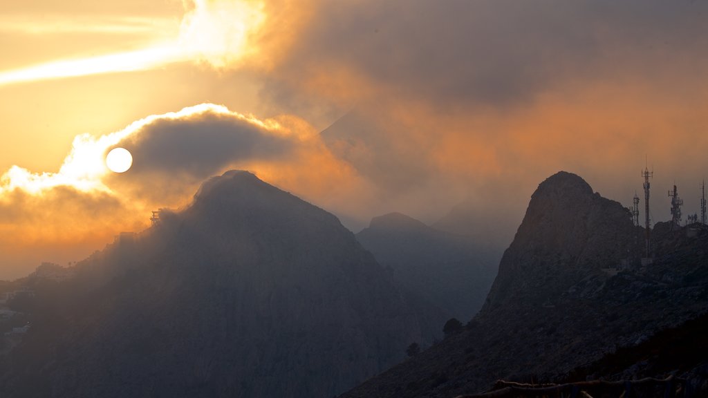 Mirador Monte Toix mostrando montanhas, paisagem e um pôr do sol