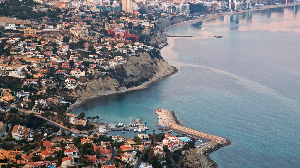 Mirador Monte Toix que incluye vistas de paisajes y una ciudad costera