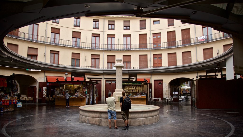 Plaza Redonda showing a fountain as well as a couple