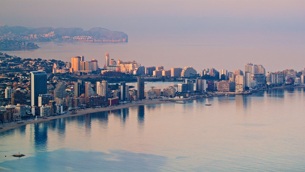 Mirador Monte Toix que incluye un atardecer, una ciudad costera y vista general a la costa