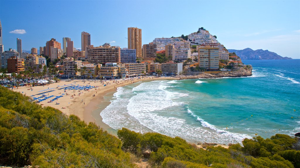 Playa La Cala ofreciendo vista general a la costa y una ciudad costera