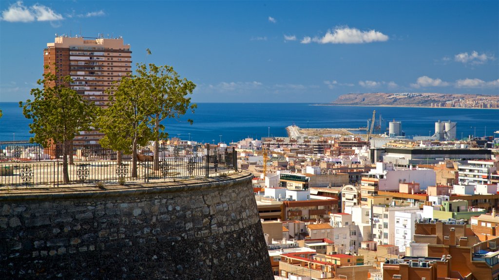 Castillo de San Fernando ofreciendo vista, vista panorámica y una ciudad costera