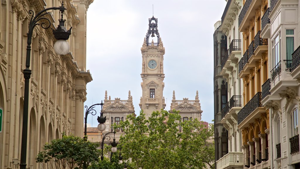 Plaza del Ayuntamiento que incluye arquitectura patrimonial