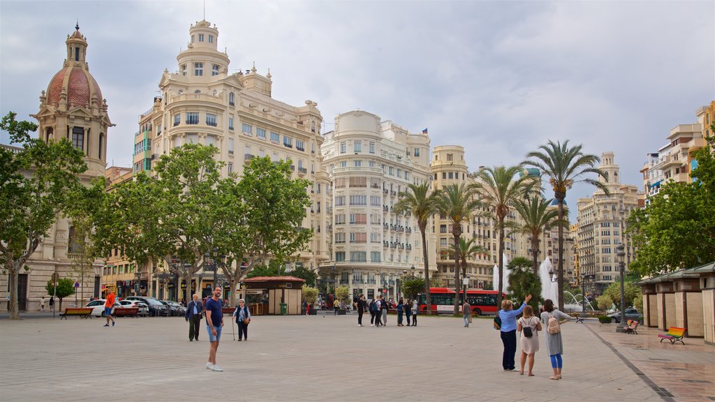 Plaza del Ajuntamento featuring tori ja kaupunki