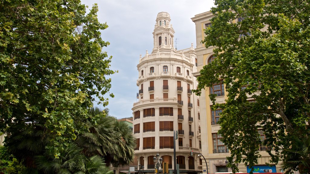 Plaza del Ayuntamiento showing heritage elements