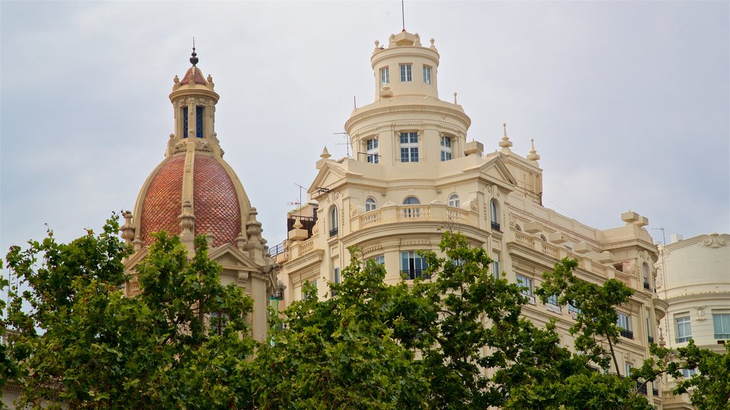 Plaza del Ayuntamiento which includes heritage architecture