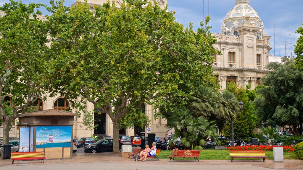 Plaza del Ayuntamiento que incluye un parque y elementos patrimoniales