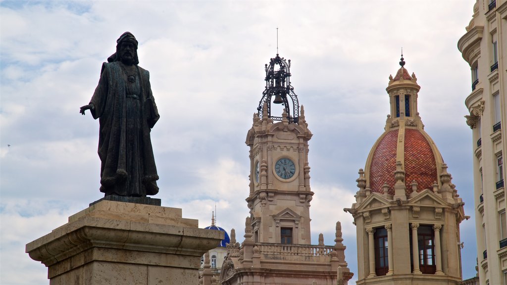 Plaza Ayuntamiento que inclui elementos de patrimônio e uma estátua ou escultura