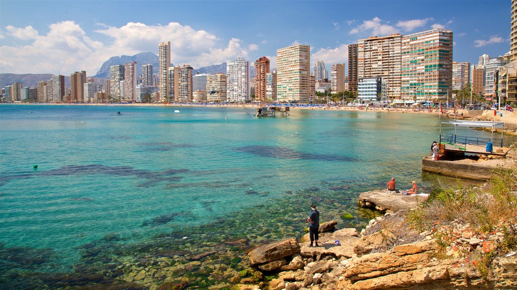 Playa de Levante mostrando una ciudad, vista general a la costa y una ciudad costera