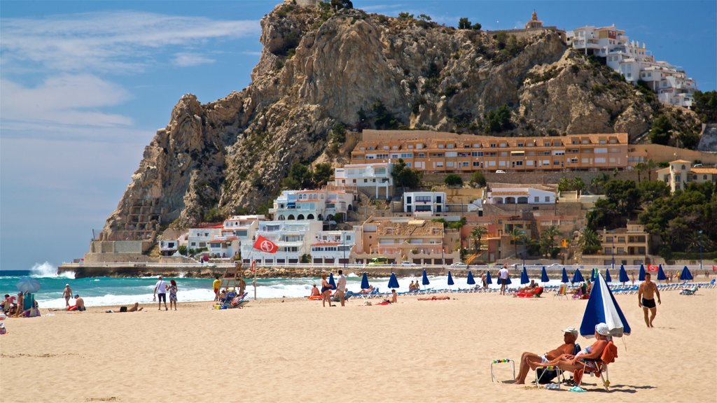 Playa de Poniente mostrando una ciudad costera, vistas generales de la costa y una playa de arena