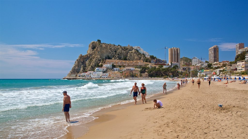 Playa de Poniente som inkluderer kystby, kyst og sandstrand