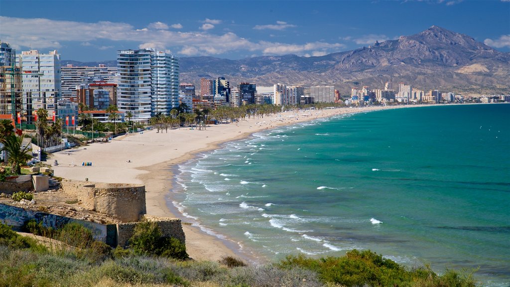 Cabo de las Huertas que incluye una playa de arena, una ciudad costera y vistas de paisajes