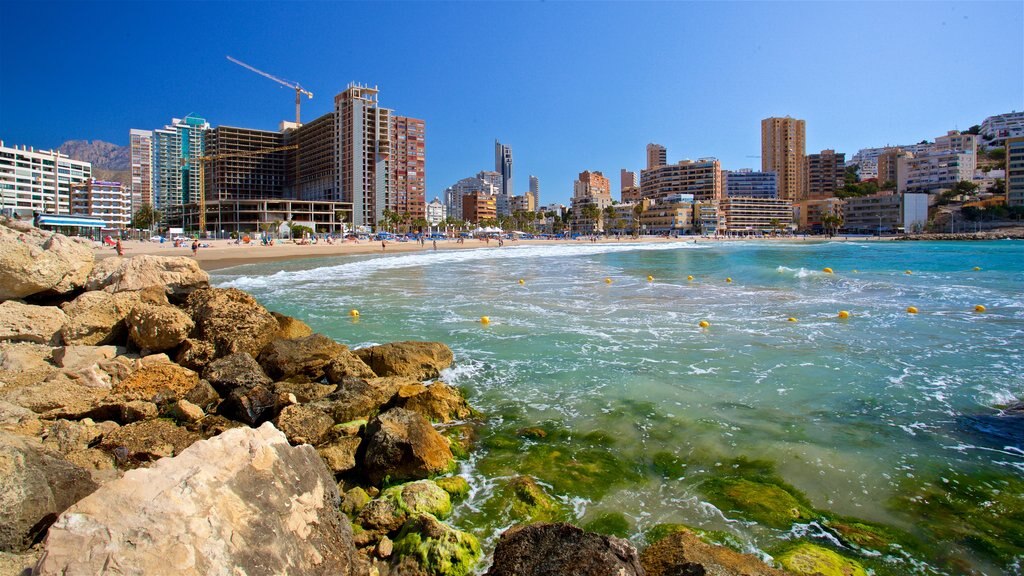 Playa La Cala que incluye vista general a la costa y una ciudad costera