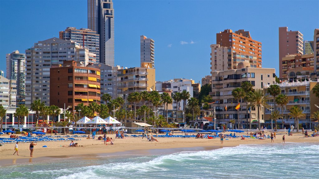 Playa La Cala que incluye una playa de arena, una ciudad costera y vistas generales de la costa