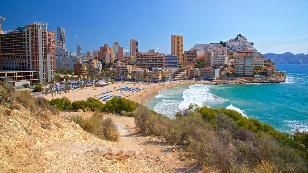 Playa La Cala que incluye una ciudad costera, una playa y vista general a la costa