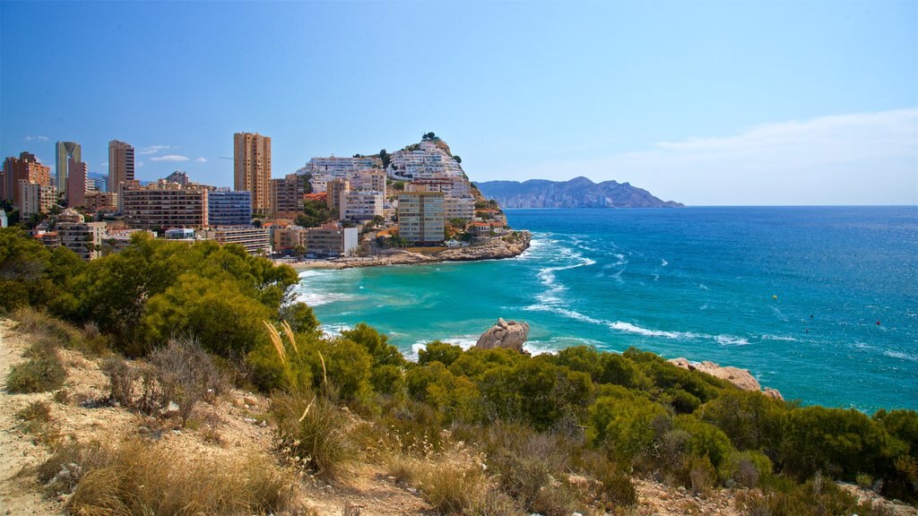 Playa de la Cala welches beinhaltet Küstenort und allgemeine Küstenansicht