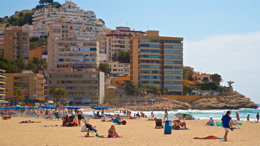 Playa de la Cala mostrando paisagens litorâneas, uma cidade litorânea e uma praia de areia