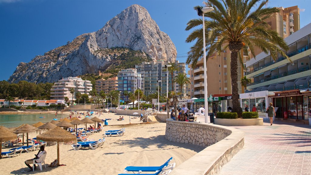 Playa de La Fossa mostrando una playa de arena, una ciudad costera y montañas