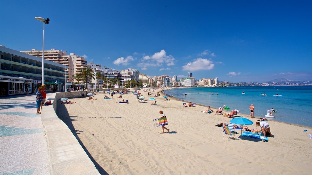 Playa de La Fossa ofreciendo una ciudad costera, una playa y vista general a la costa