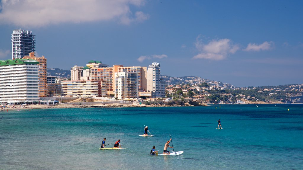 Playa de la Fossa mostrando uma cidade litorânea, paisagens litorâneas e caiaque ou canoagem