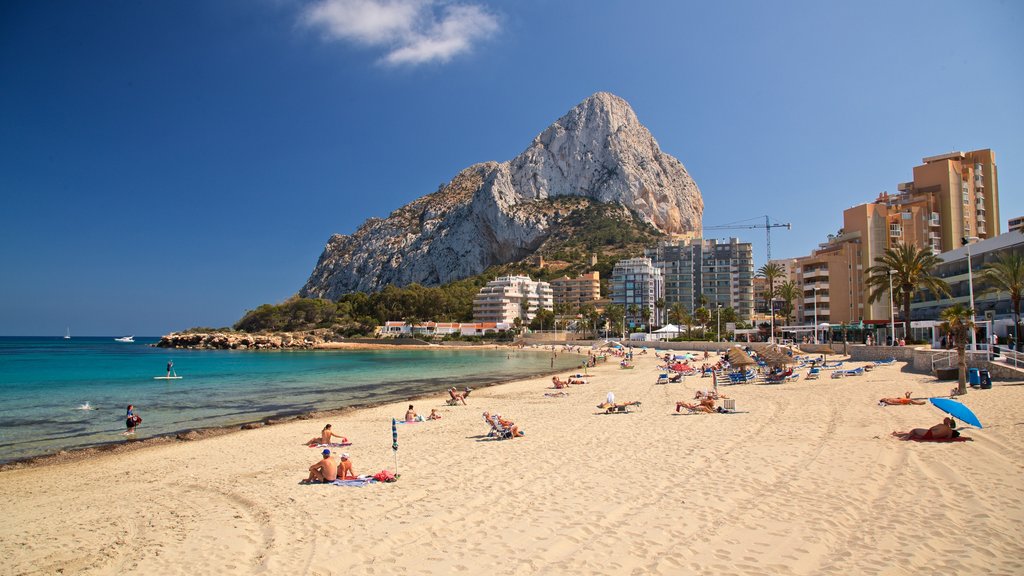 Playa de la Fossa bevat bergen, algemene kustgezichten en een kuststadje