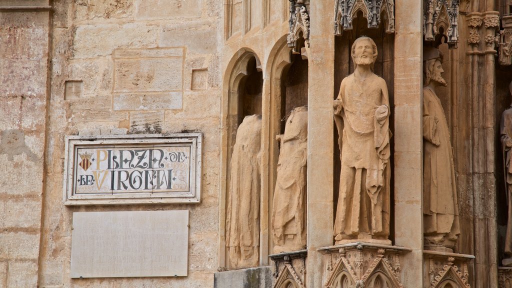 Catedral de Valência mostrando aspectos religiosos, elementos de patrimônio e uma estátua ou escultura