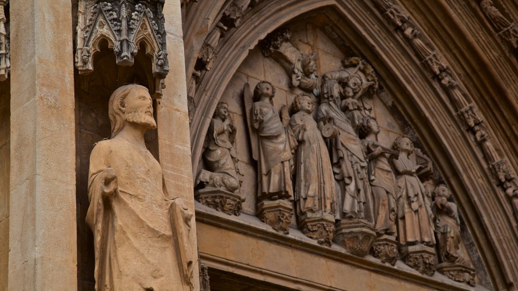 Catedral de Santa María de Valencia ofreciendo aspectos religiosos, elementos del patrimonio y una estatua o escultura