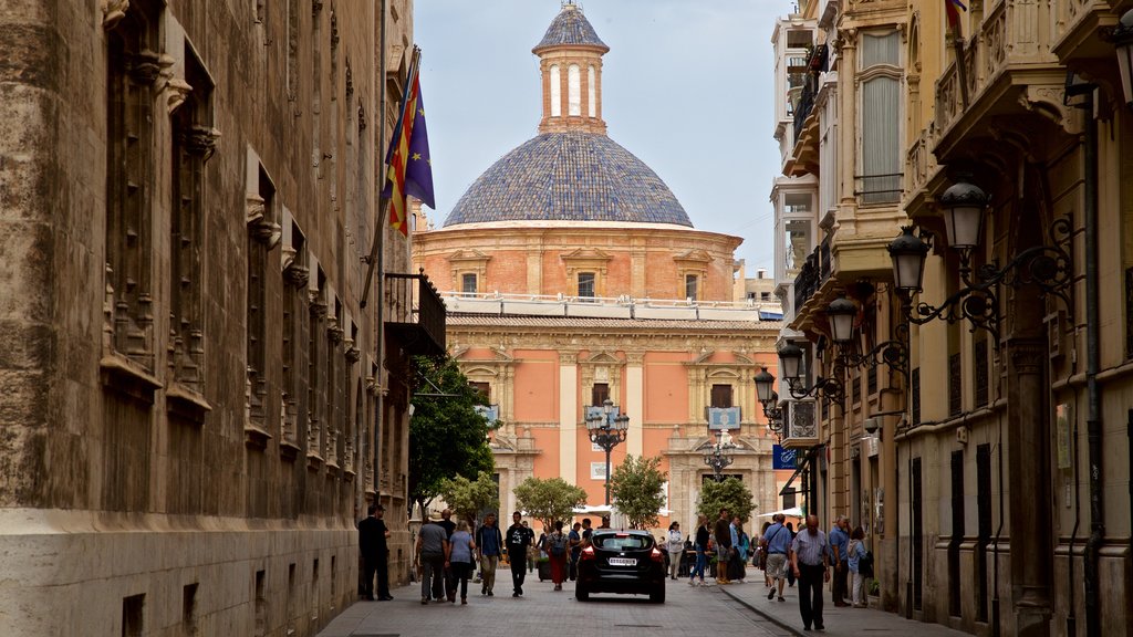 Catedral de Santa María de Valencia ofreciendo elementos patrimoniales