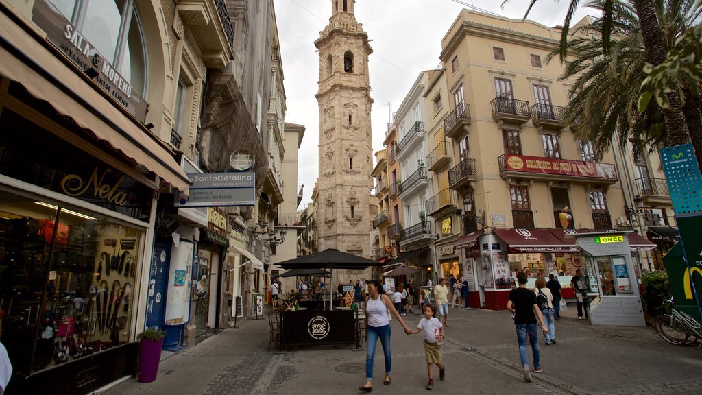 Iglesia y torre de Santa Catalina ofreciendo escenas urbanas y elementos del patrimonio y también una familia