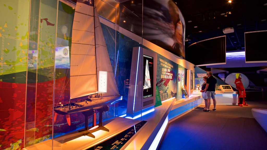 Museo Volvo Ocean Race que incluye vista interna y también una pareja