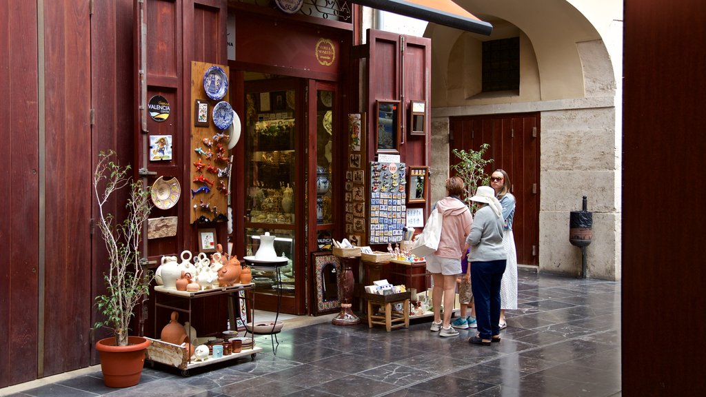 Plaza Redonda which includes shopping as well as a small group of people